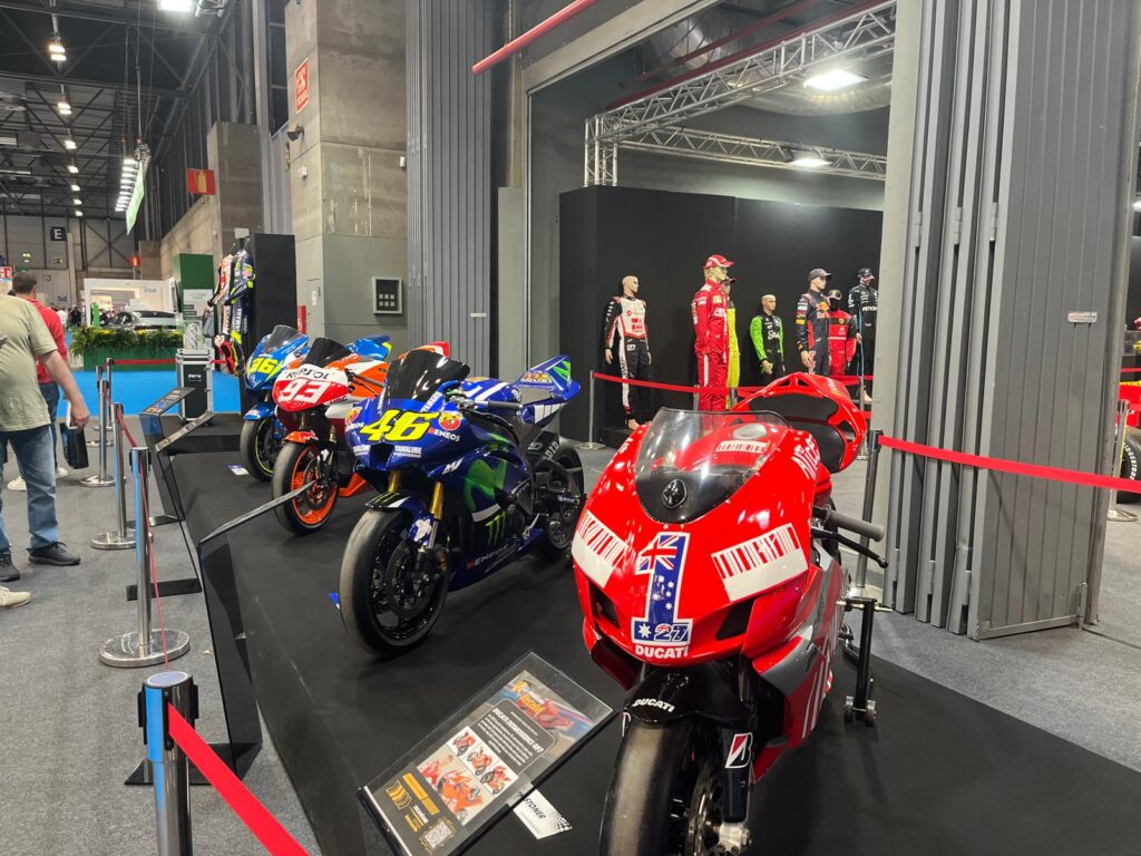 Exposición de motos en Motortec